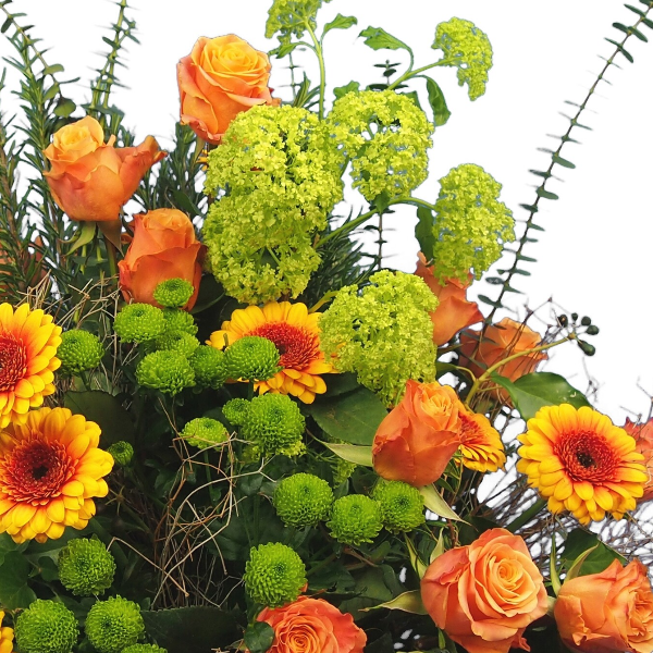 Trauergesteck in orange-grüner Blumenkombination Bild 2