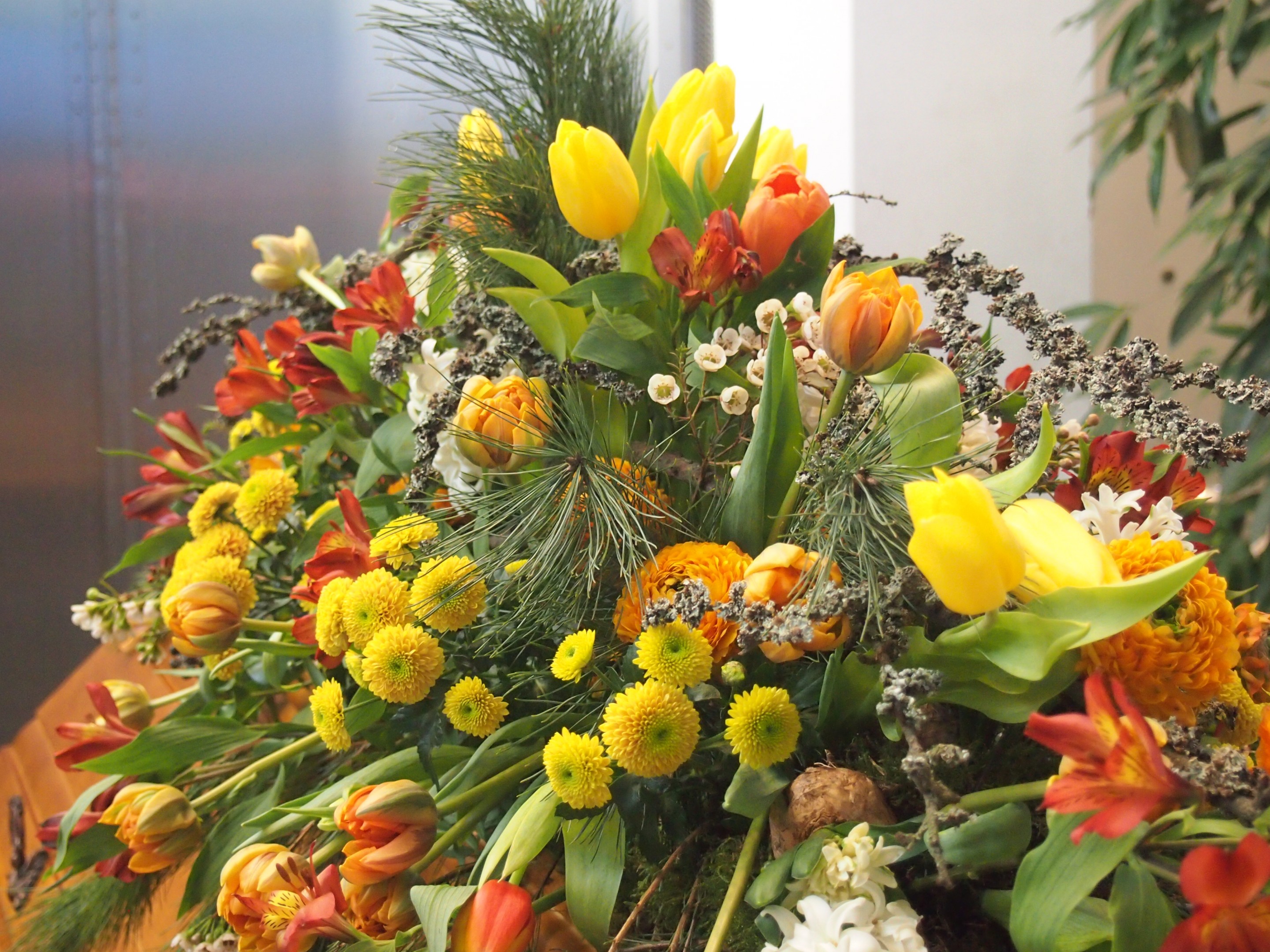 Sargschmuck frühlingshaft Blumen und Pflanzen kombiniert Bild 4