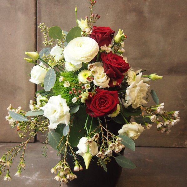 Urnenschmuck mit roten Rosen und passenden weißen Blumen Bild 4