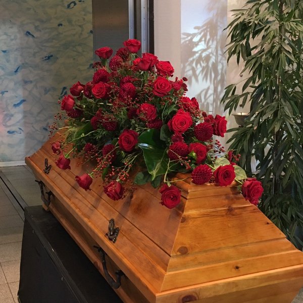 Sargschmuck mit roten Rosen in verschiedenen Größen Bild 1
