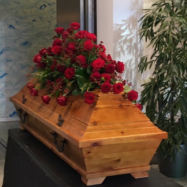 Sargschmuck mit roten Rosen in verschiedenen Größen Bild 3