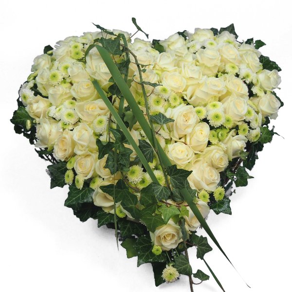 Herzform mit weißen Rosen und Santin Bild 3