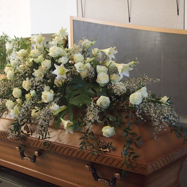 Sargschmuck mit weißen Rosen, Lilien und Ginster Bild 1