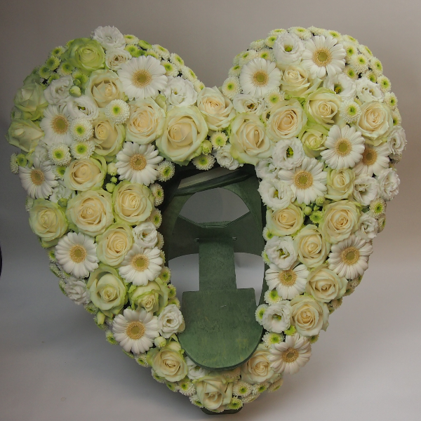 Herzform mit Aufsteller für Urne 60cm gesteckt mit weißen Blumen Bild 1