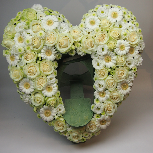 Herzform mit Aufsteller für Urne 60cm gesteckt mit weißen Blumen Bild 2