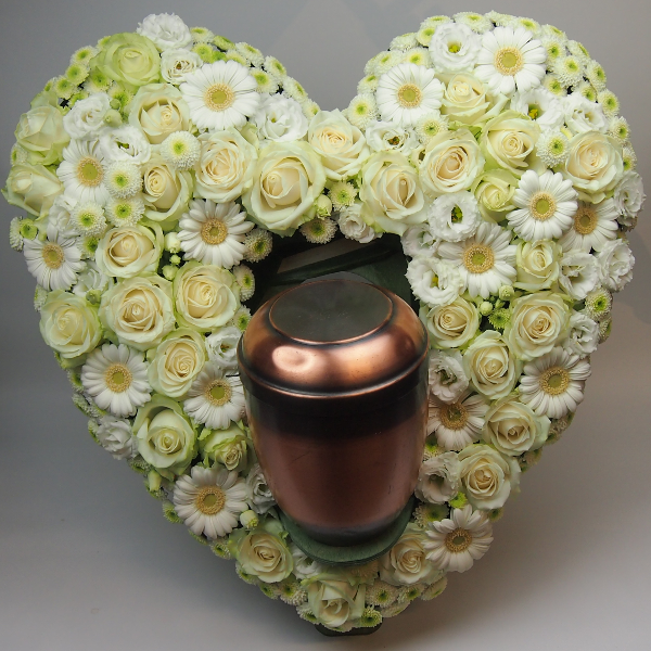 Herzform mit Aufsteller für Urne 60cm gesteckt mit weißen Blumen Bild 3