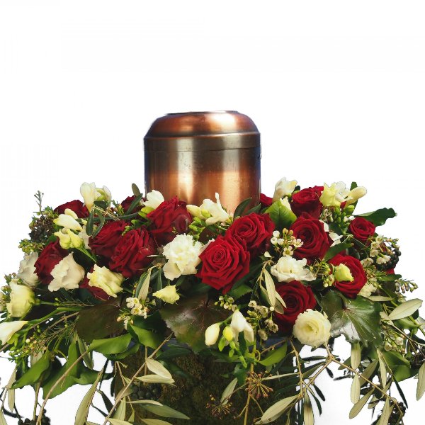 Urnenschmuck, rote Rosen, abfließend mit Olivengrün gesteckt Bild 3