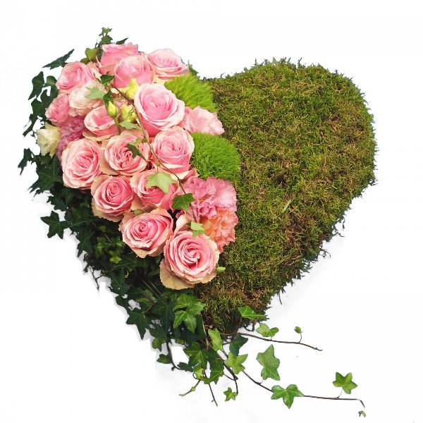 Herzform mit Moos und Akzentgarnierung mit rosa Rosen Bild 1