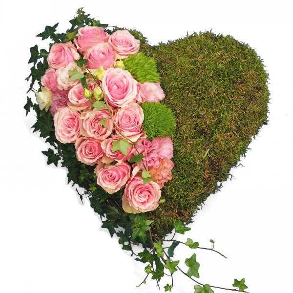 Herzform mit Moos und Akzentgarnierung mit rosa Rosen Bild 2